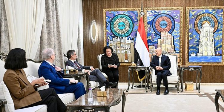 العليمي: دعم الدولة اليمنية استثمار مباشر في أمن واستقرار المنطقة والعالم