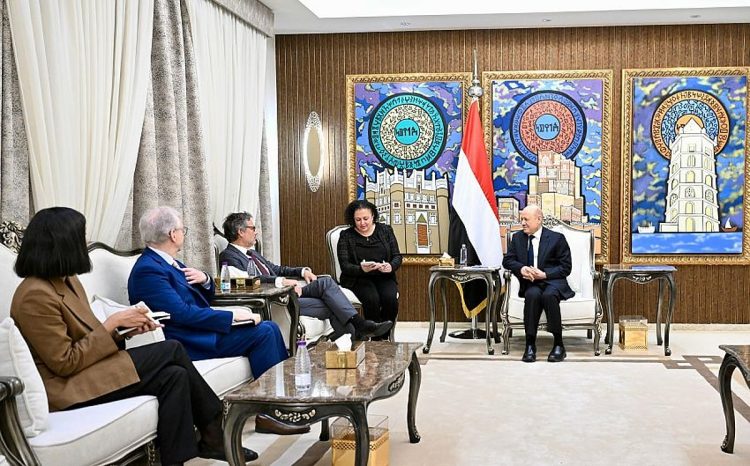 العليمي: دعم الدولة اليمنية استثمار مباشر في أمن واستقرار المنطقة والعالم