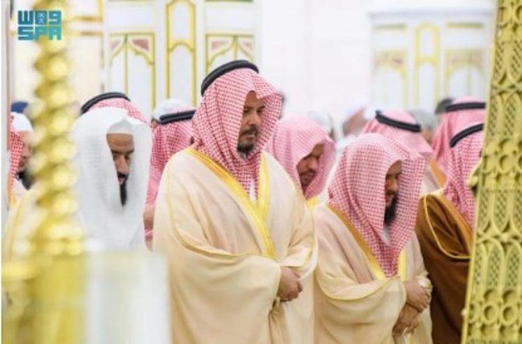 المصلون يؤدون صلاة الاستسقاء في المسجد النبوي