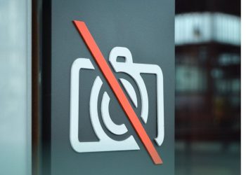 النيابة العامة تحذر من إساءة استخدام الهواتف النقالة المزودة بالكاميرا: جريمة موجبة للمساءلة