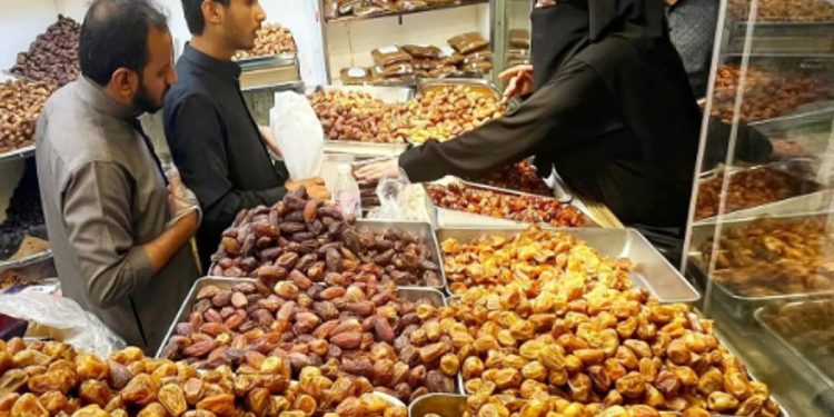 انتعاش أسواق التمور في جدة وسط إقبال متزايد من المتسوقين