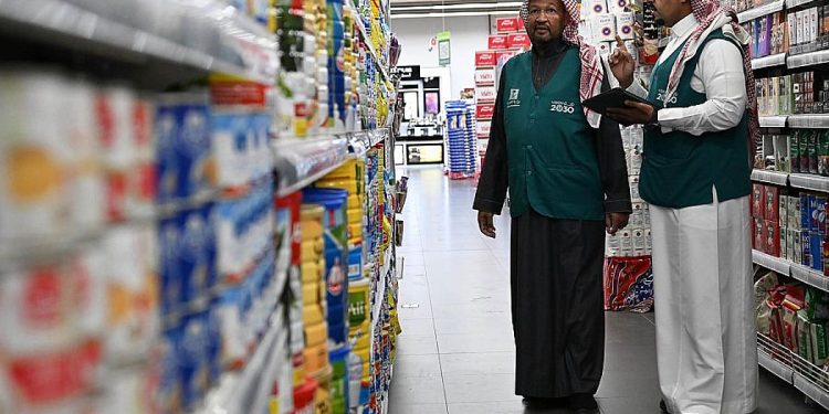 «تجارة حائل» تُكِّثف الجولات الرقابية على الأسواق لضمان وفرة السلع