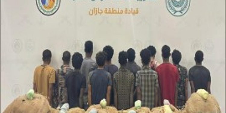 حرس الحدود بجازان يقبض على 13 إثيوبيا ويمنيا لتهريبهم 280 كيلوجراما من القات المخدر