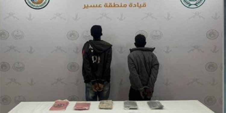 حرس الحدود بعسير يقبض على إثيوبيين لتهريبهما 11 كيلوجراما من الحشيش المخدر