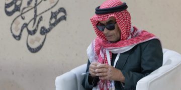 حرفي كفيف يوظف خبرته في صناعة شِباك طرح الصقور بمهرجان طريف