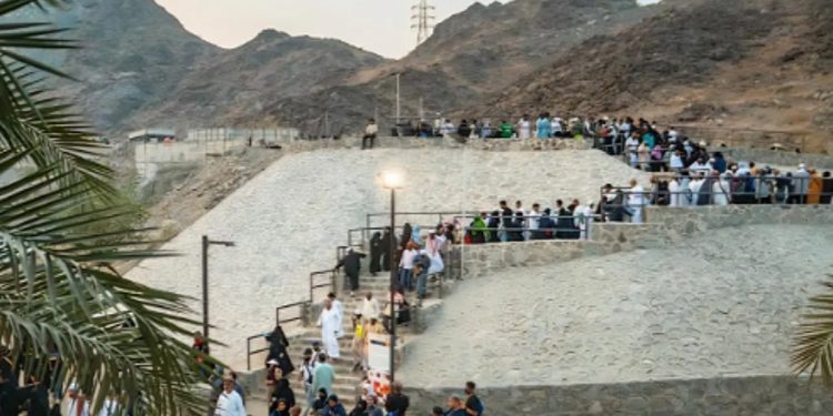 زوار مكة يتوافدون على حي حراء الثقافي للاستمتاع بالفعاليات والمعارض