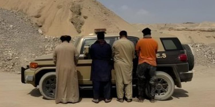 ضبط مواطن و3 مقيمين من الجنسيتين اليمنية والباكستانية لاستغلالهم الرواسب في مكة المكرمة