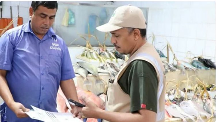 ضمن استعداداتها لشهر رمضان.. «بيئة المدينة المنورة» تصادر منتجات غذائية مجهولة المصدر