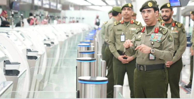 مدير عام الجوازات يتفقّد سير العمل في صالات مطار الملك عبدالعزيز الدولي بجدة