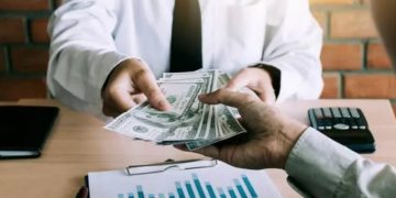 مستشار أعمال ينصح بتجنب القروض في تمويل المشروعات