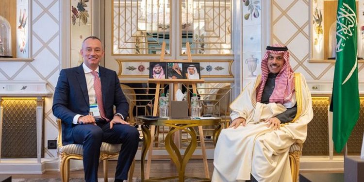 وزير الخارجية يبحث آخر بحث المستجدات مع الممثل السامي لمجلس السلام في غزة