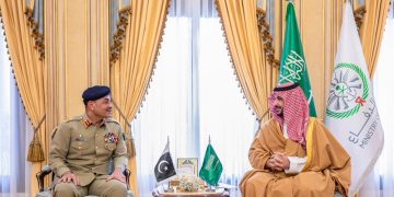 وزير الدفاع يبحث تعزيز التعاون قائد قوات الدفاع قائد الجيش الباكستاني