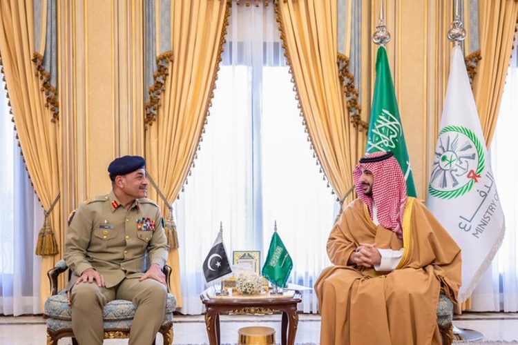 وزير الدفاع يبحث تعزيز التعاون قائد قوات الدفاع قائد الجيش الباكستاني