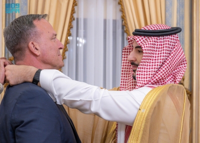وزير الدفاع يُقلد 'كوريلا' وسام الملك عبدالعزيز