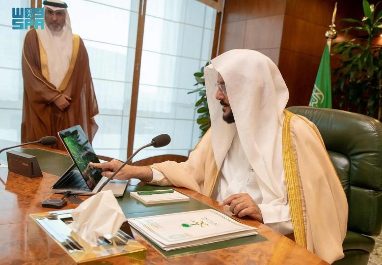 وزير الشؤون الإسلامية يدشّن عددًا من الخدمات الرقمية لرفع جودة العمل