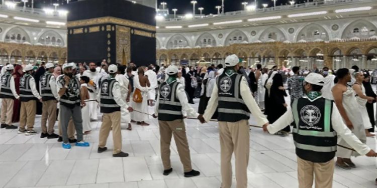 1100 كشاف يقدّمون خدماتهم للمعتمرين والزوار بالحرمين الشريفين