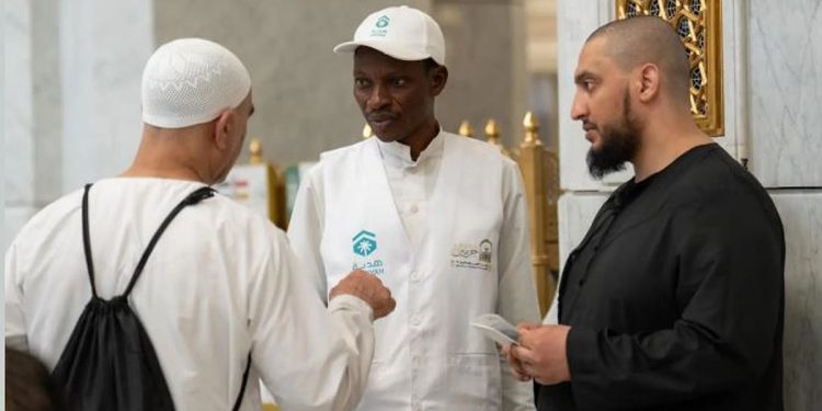 أكثر من 350 ألف مستفيد من الترجمة والإجابة عن الاستفسارات بالمسجد الحرام