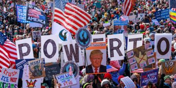 بالصور.. موجة احتجاجات واسعة تجتاح الولايات المتحدة رفضًا لحرب إيران وسياسات ترامب