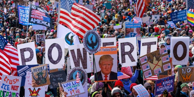 بالصور.. موجة احتجاجات واسعة تجتاح الولايات المتحدة رفضًا لحرب إيران وسياسات ترامب