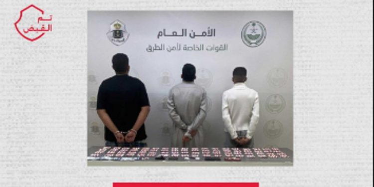 أمن الطرق بمنطقة تبوك يقبض على مواطنين لترويجهم المخدرات