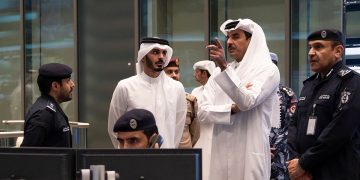 أمير قطر يزور مركز القيادة التابع لوزارة الداخلية ويطلع على أنظمة المراقبة والرصد