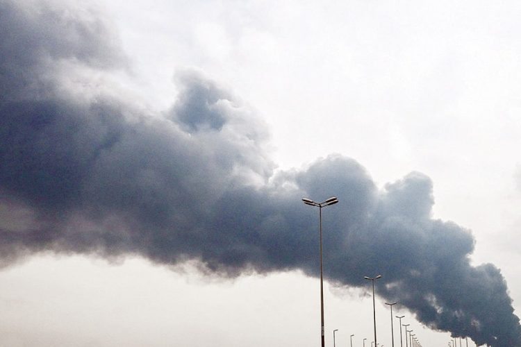 إخماد حريق اندلع في خزانات وقود بمطار الكويت إثر هجوم بطائرات مسيرة