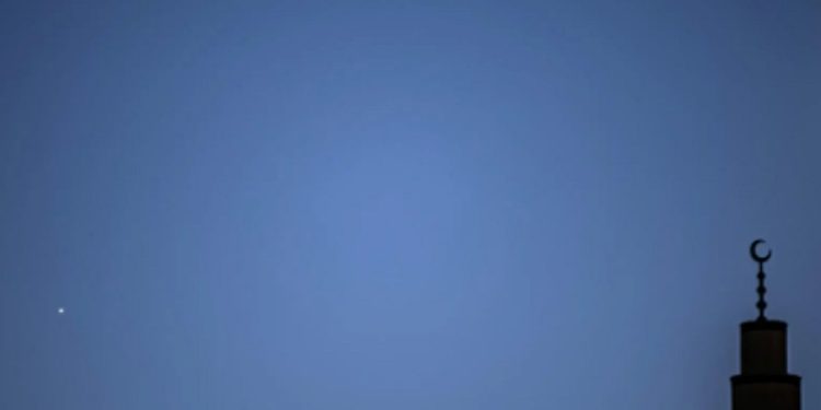 اقتران هلال العيد بكوكب الزهرة يزيّن سماء الحدود الشمالية