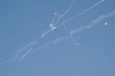 الإمارات: اعتراض 3 صواريخ باليستية و129 طائرة مسيرة