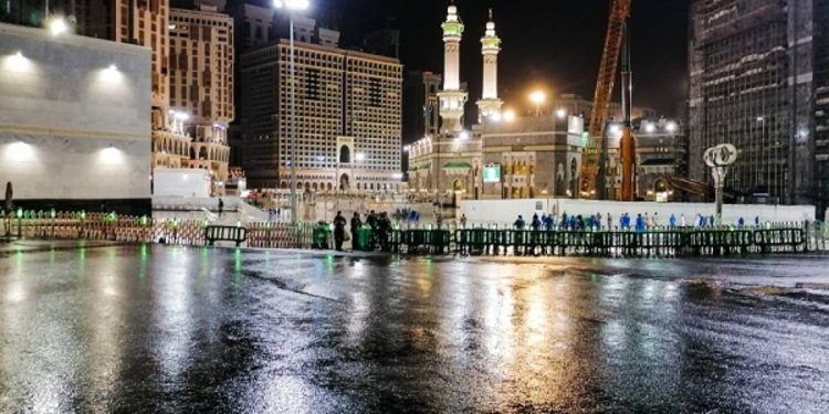 «البيئة» ترصد هطول أمطار في 5 مناطق ومكة المكرمة الأعلى بـ47 ملم