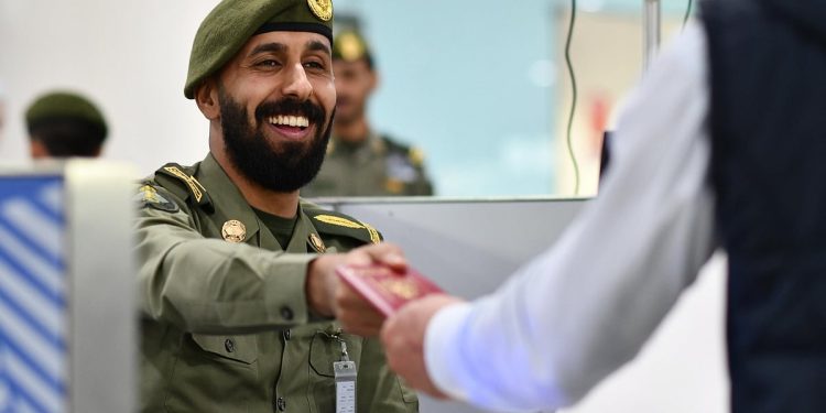 «الجوازات»  تواصل استقبال ضيوف الرحمن لأداء العمرة بمختلف المنافذ الدولية