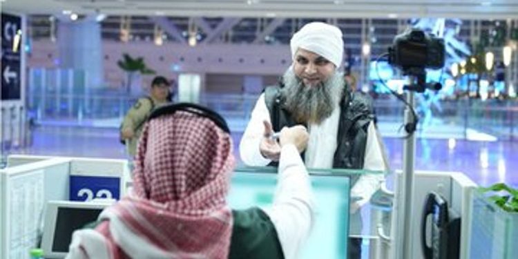 «الجوازات» تُنهي إجراءات مغادرة المعتمرين عبر مطار الملك عبدالعزيز الدولي جدة
