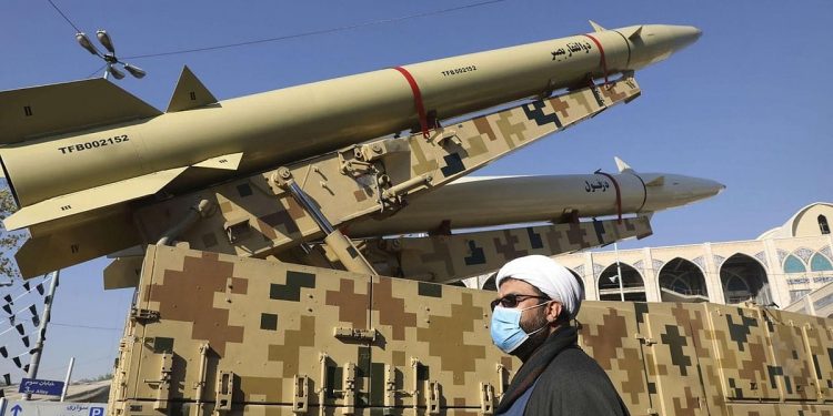 الحرس الثوري الإيراني: سنواصل الهجمات حتى إخلاء وتدمير القواعد الأمريكية في المنطقة بالكامل