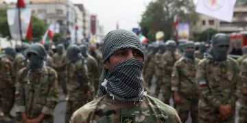الحرس الثوري يعلن استهداف المبنى الرئيسي للقاعدة الأمريكية في البحرين وتدميره