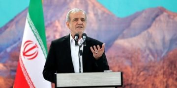 الرئيس الإيراني: بعض الدول بدأت جهود وساطة لإنهاء الحرب