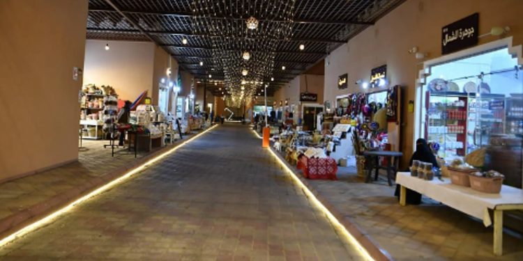 الفوانيس تزين السوق الشعبي بحائل خلال استقباله الزوار في أجواء رمضانية