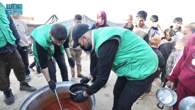 المملكة تُوزّع 24 ألف وجبة غذائية على النازحين في غزة