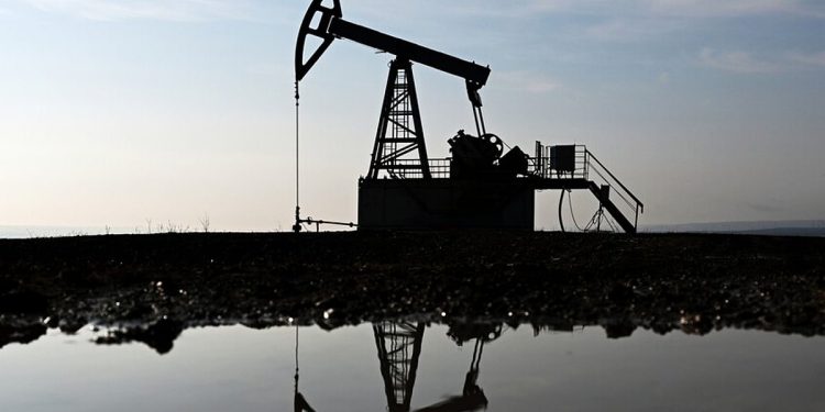 النفط يهبط بأكثر من 13% بعد تأجيل ترامب قصف البنية التحتية للطاقة الإيرانية