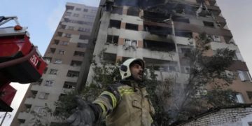 اليوم 15 للحرب.. ترامب يهدد شريان النفط الإيراني وطهران تتوعد