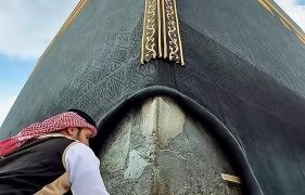 تطييب المسجد الحرام.. روحانية تلامس قلوب ضيوف الرحمن
