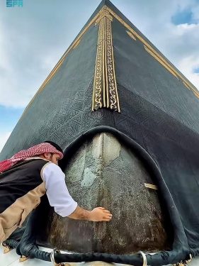 تطييب المسجد الحرام.. روحانية تلامس قلوب ضيوف الرحمن