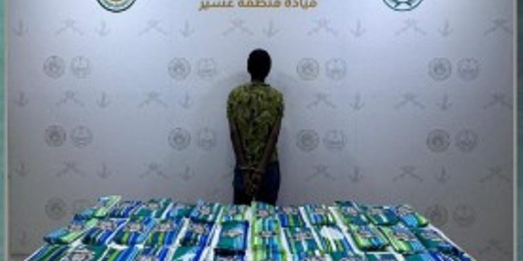 حرس الحدود بعسير يقبض على إثيوبي لتهريبه 47 كيلوجرامًا من الحشيش المخدر