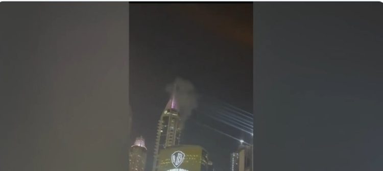 دبي.. سقوط شظايا على واجهة برج في المارينا نتيجة اعتراض جوي ناجح