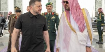 رئيس أوكرانيا يغادر جدة ونائب أمير مكة في مقدمة مودعيه