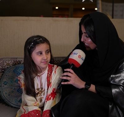 سارة.. أصغر متطوعة تنثر الفرح في قلوب الصغار