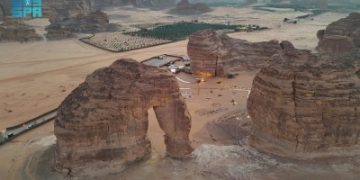 صخرة الفيل بالعلا في رمضان .. طبيعة ساحرة تجذب الزوار