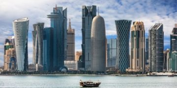 قطر تتصدى لهجمة صاروخية وتحذر من تداعيات الحرب على الطاقة