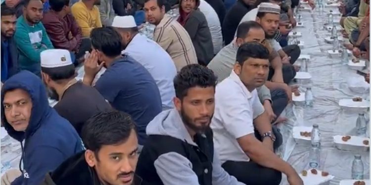 مواطن في الخبر يُفطر 300 صائم يوميًا في فناء منزله منذ 20 عامًا