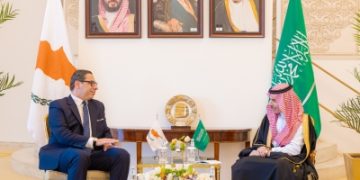 وزير الخارجية يبحث التطورات الإقليمية مع نظيره القبرصي