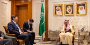 وزير الخارجية يبحث مع مبعوث الصين أمن واستقرار المنطقة
