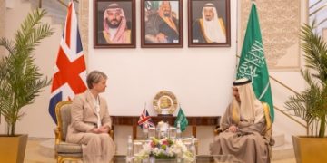 وزير الخارجية يبحث مع نظيرته البريطانية التطورات الإقليمية